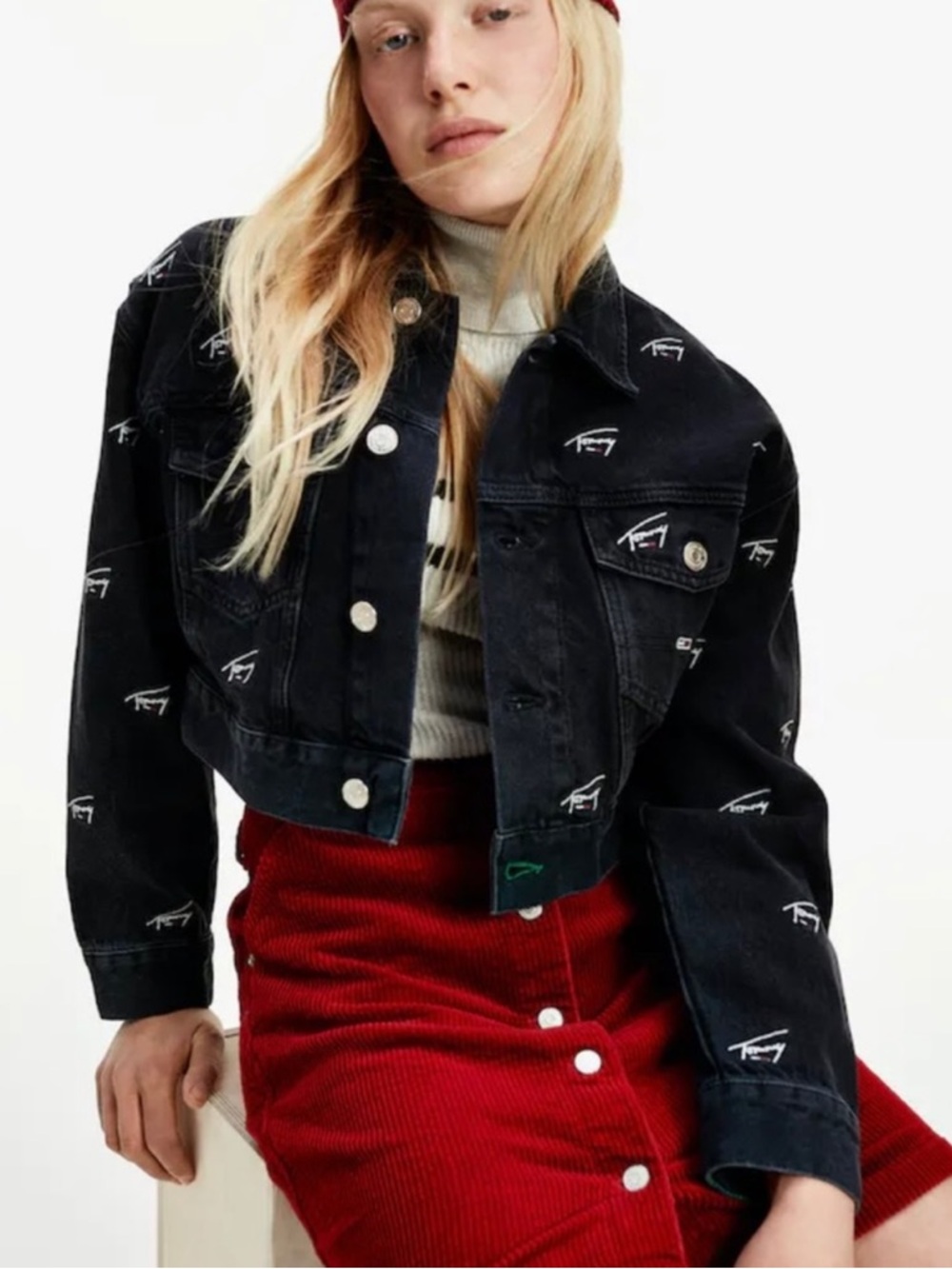 TOMMY JEANS (HILFIGER) SIGNATURE EMBROIDERY
CROPPED FIT BLACK DENIM JACKET